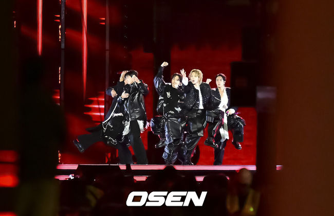 [OSEN=박준형 기자]  21일 오후 서울시 종로구 광화문 광장에서 'BTS컴백 라이브: 아리랑'(BTSTHECOMEBACKLIVE|ARIRANG) 공연이 열렸다.이번 공연은 BTS 멤버들이 약 3년 9개월 만에 선보이는 완전체 무대라는 점에서 전 세계 팬들의 이목을 집중시켰다. 특히 대한민국을 상징하는 공간인 광화문 광장에서 가수의 단독 공연이 열린 것은 이번이 처음으로 BTS의 글로벌 위상과 상징성을 다시 한번 입증했다.BTS가 공연을 펼치고 있다.  2026.03.21 / soul1014@osen.co.kr