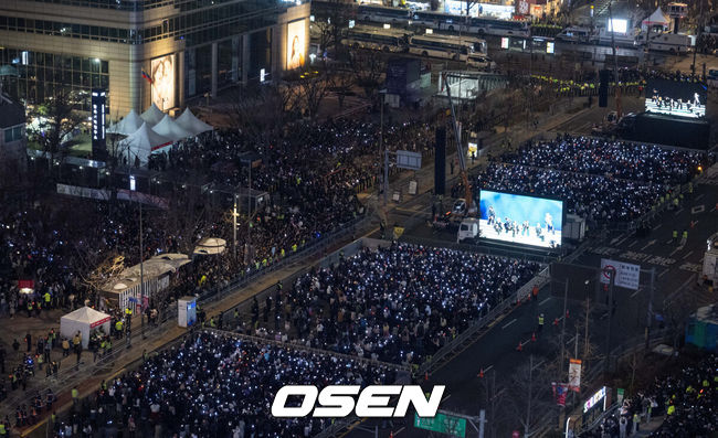 [OSEN=이대선 기자] 21일 오후 서울시 종로구 광화문 광장에서 'BTS컴백 라이브: 아리랑'(BTSTHECOMEBACKLIVE|ARIRANG) 공연이 열렸다.이번 공연은 BTS 멤버들이 약 3년 9개월 만에 선보이는 완전체 무대라는 점에서 전 세계 팬들의 이목을 집중시켰다. 특히 대한민국을 상징하는 공간인 광화문 광장에서 가수의 단독 공연이 열린 것은 이번이 처음으로 BTS의 글로벌 위상과 상징성을 다시 한번 입증했다.BTS가 공연을 펼치고 있다. 2026.03.21 /sunday@osen.co.kr[사진]사진공동취재단