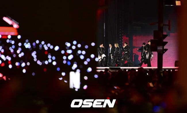 [OSEN=박준형 기자]  21일 오후 서울시 종로구 광화문 광장에서 'BTS컴백 라이브: 아리랑'(BTSTHECOMEBACKLIVE|ARIRANG) 공연이 열렸다.이번 공연은 BTS 멤버들이 약 3년 9개월 만에 선보이는 완전체 무대라는 점에서 전 세계 팬들의 이목을 집중시켰다. 특히 대한민국을 상징하는 공간인 광화문 광장에서 가수의 단독 공연이 열린 것은 이번이 처음으로 BTS의 글로벌 위상과 상징성을 다시 한번 입증했다.BTS가 공연을 펼치고 있다.  2026.03.21 / soul1014@osen.co.kr