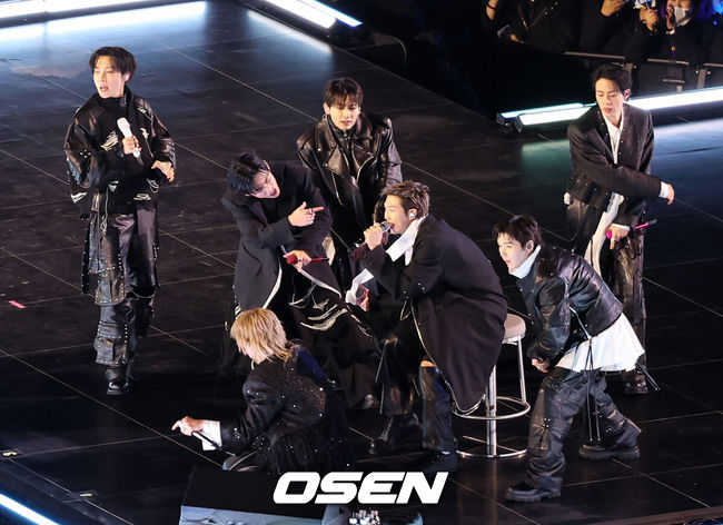 [OSEN=이대선 기자] 21일 오후 서울시 종로구 광화문 광장에서 'BTS컴백 라이브: 아리랑'(BTSTHECOMEBACKLIVE|ARIRANG) 공연이 열렸다.이번 공연은 BTS 멤버들이 약 3년 9개월 만에 선보이는 완전체 무대라는 점에서 전 세계 팬들의 이목을 집중시켰다. 특히 대한민국을 상징하는 공간인 광화문 광장에서 가수의 단독 공연이 열린 것은 이번이 처음으로 BTS의 글로벌 위상과 상징성을 다시 한번 입증했다.BTS가 공연을 펼치고 있다. 2026.03.21 /sunday@osen.co.kr[사진]사진공동취재단