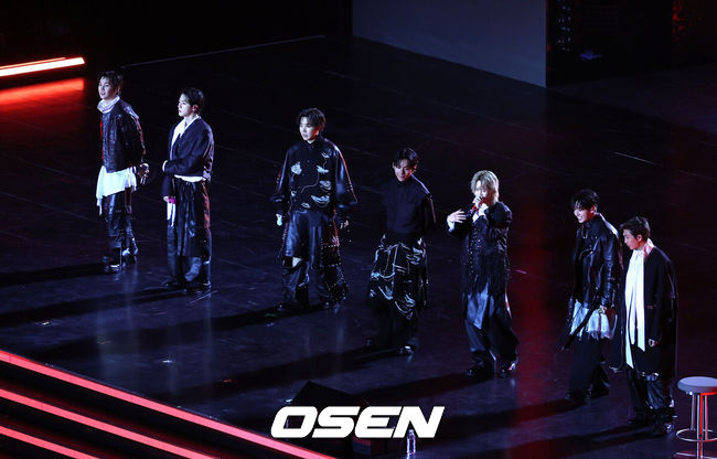 [OSEN=이대선 기자] 21일 오후 서울시 종로구 광화문 광장에서 'BTS컴백 라이브: 아리랑'(BTSTHECOMEBACKLIVE|ARIRANG) 공연이 열렸다.이번 공연은 BTS 멤버들이 약 3년 9개월 만에 선보이는 완전체 무대라는 점에서 전 세계 팬들의 이목을 집중시켰다. 특히 대한민국을 상징하는 공간인 광화문 광장에서 가수의 단독 공연이 열린 것은 이번이 처음으로 BTS의 글로벌 위상과 상징성을 다시 한번 입증했다.BTS가 공연을 펼치고 있다. 2026.03.21 /sunday@osen.co.kr[사진]사진공동취재단