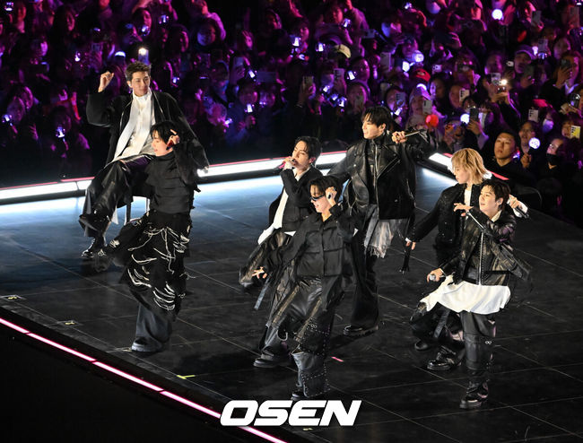 [OSEN=민경훈 기자] 그룹 방탄소년단(BTS)이 21일 서울 광화문 광장에서 무료 복귀 공연'BTS컴백 라이브: 아리랑'(BTSTHECOMEBACKLIVE|ARIRANG)을 펼쳐졌다. 방탄소년단은 전날 3년 9개월 만의 새 앨범인 정규 5집 ‘아리랑’을 발표했다. 타이틀곡 ‘스윔’은 멜론 ‘톱 100’ 차트 1위에 올랐고, 실물 음반도 발매 당일 약 400만장이 팔렸다.  BTS의 RM, 진, 슈가, 제이홉, 지민, 뷔, 정국이 공연을 펼치고 있다. 2026.03.21 / rumi@osen.co.kr