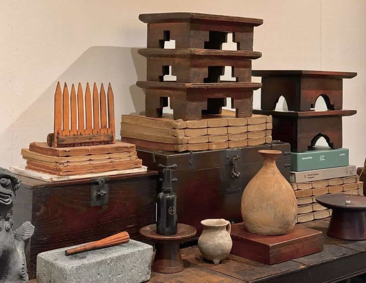 최근 답십리역 인근 고미술 상가에 2030 젊은이들의 발걸음이 이어지고 있다. 사진 유지연 기자