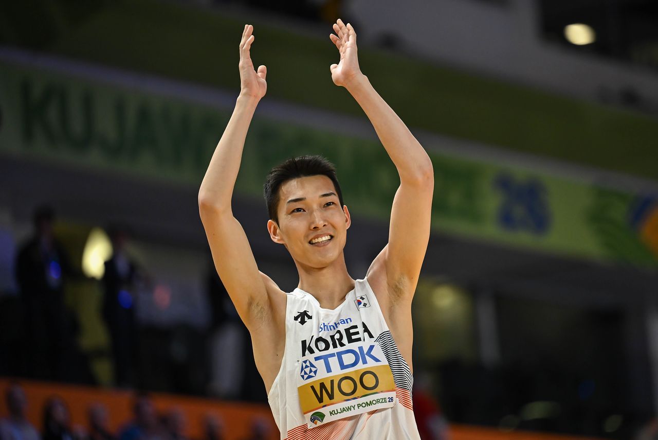 우상혁이 21일 폴란드에서 열린 세계실내육상선수권 남자 높이뛰기에서 경기를 마친 후 박스를 치고 있다. EPA=연합뉴스