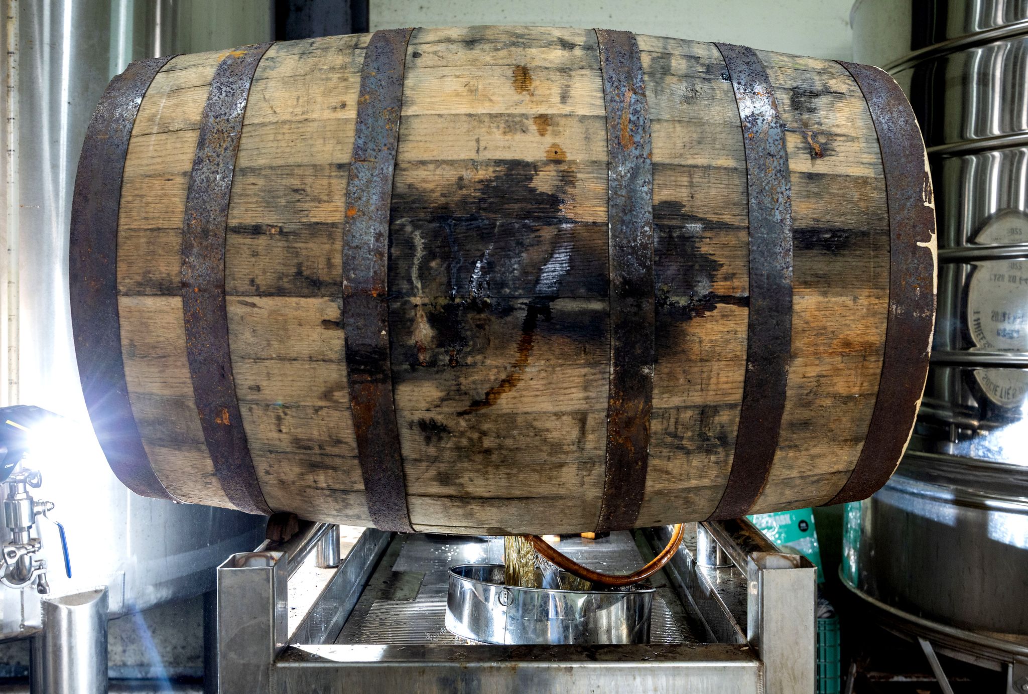 필링스테이션에서 통입작업이 진행되고 있다. 불순물을 걸러내고 화분 갈이를 하듯이 다른 오크통에 옮겨 담는다. 각각의 오크통에 입혀져있는 향과 맛을 숙성 과정에서 입히기 위한 작업이다. 장진영 기자