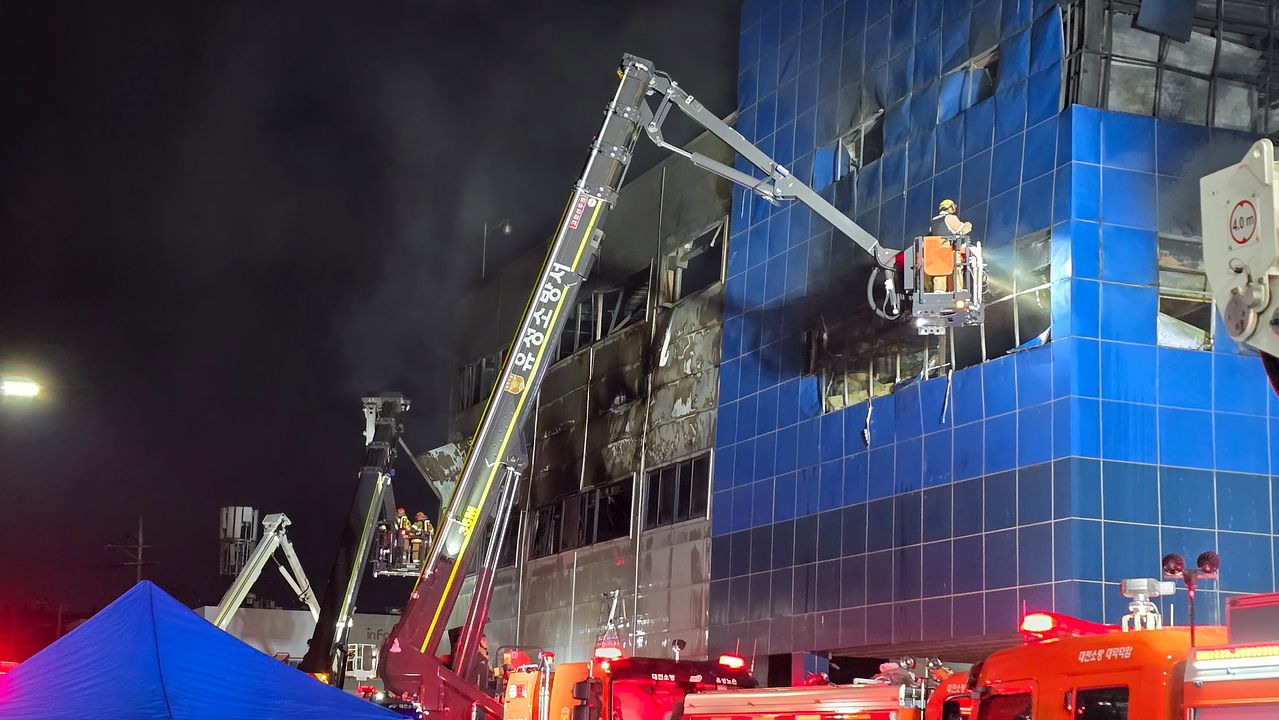20일 대전 대덕구 자동차 부품 제조공장 화재 현장에서 소방당국이 다량의 물을 뿌리며 건물 온도를 낮고 있다. 신진호 기자