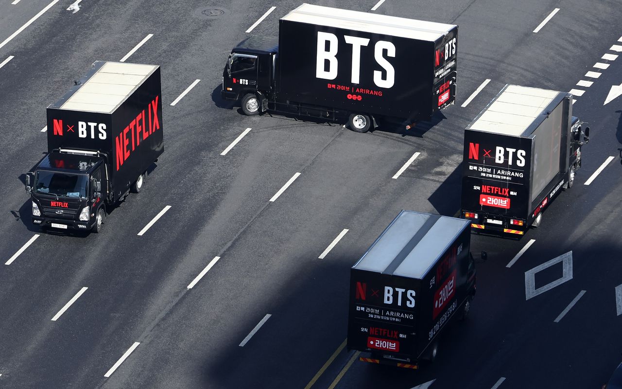 방탄소년단(BTS) 완전체 컴백 공연이 이틀 앞으로 다가온 19일 서울 세종대로 일대에서 넷플릭스의 BTS 컴백 공연 라이브 홍보 차량이 오가고 있다. 뉴스1