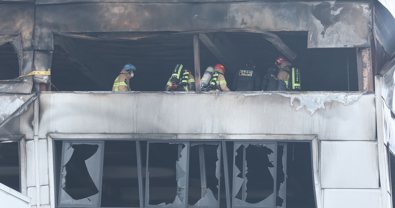 21일 대형 화재로 인명피해가 발생한 대전 대덕구 자동차 부품 제조 공장에서 소방대원들이 실종자를 찾기 위한 수색작업을 하고 있다. 뉴스1