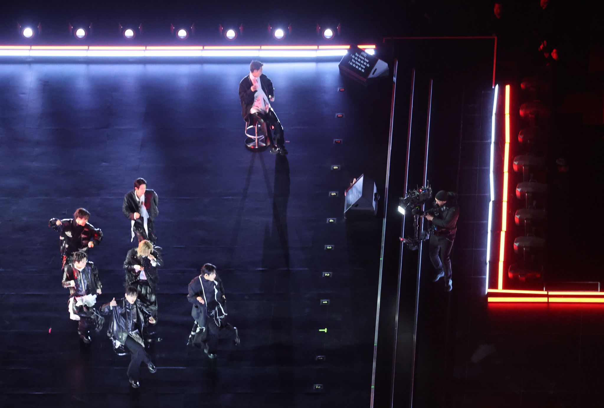 21일 서울 광화문 광장에서 정규 5집 '아리랑'(ARIRANG) 발매를 기념해 열린 무료 공연 'BTS 컴백 라이브: 아리랑'(BTS THE COMEBACK LIVE｜ARIRANG)에서 그룹 방탄소년단(BTS)의 리더 RM(가운데 위)이 의자에 앉아 공연을 펼치고 있다. 연합뉴스