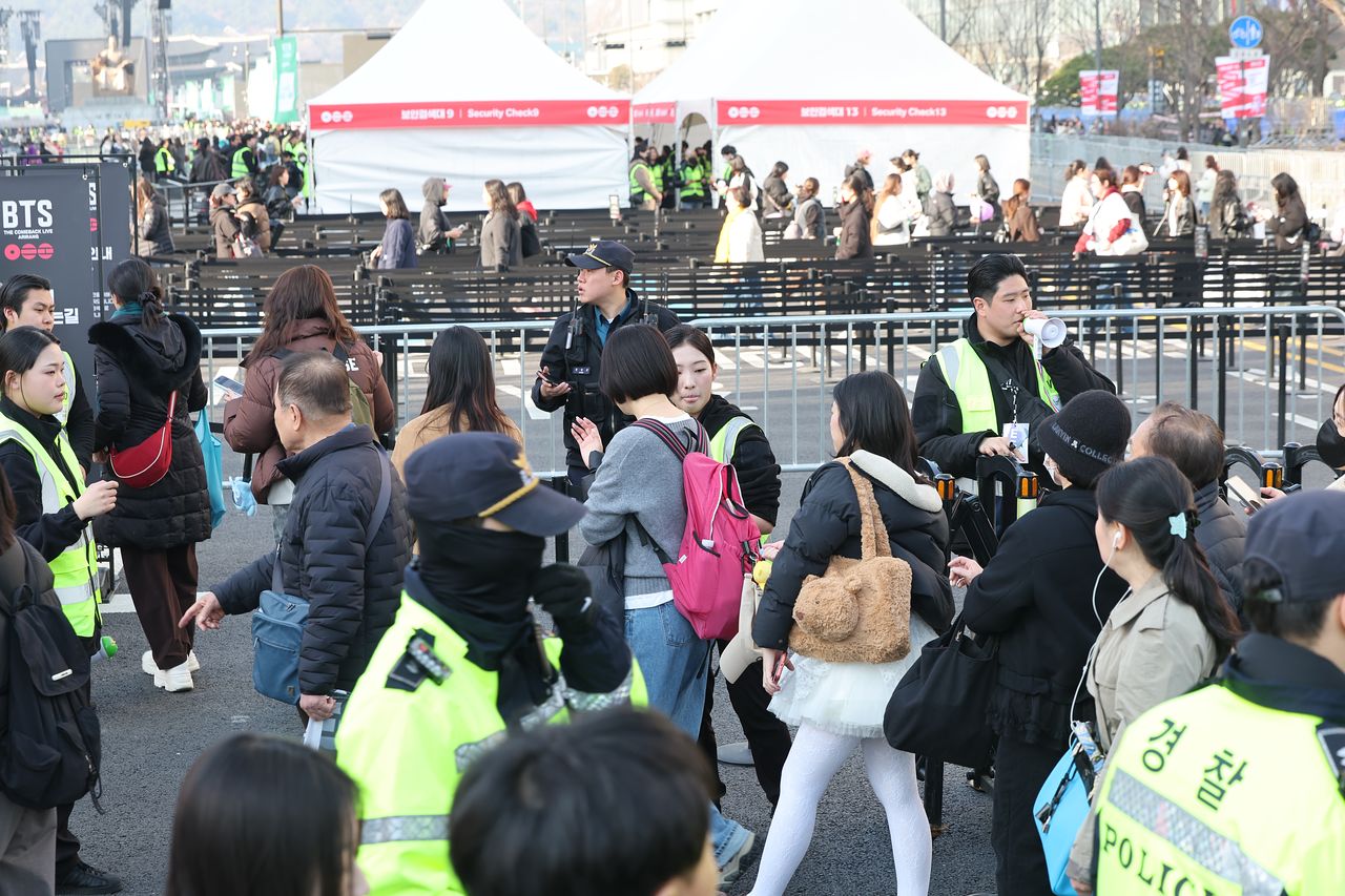 방탄소년단(BTS) 컴백 공연일인 21일 서울 광화문광장에서 시민들과 아미(BTS팬덤)들이 공연장으로 입장하고 있다. 뉴스1