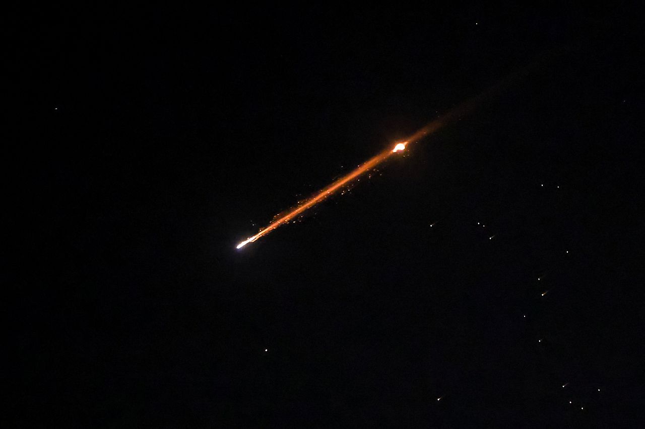 이스라엘 예루살렘 상공을 날아가는 이란 미사일. 로이터=연합뉴스