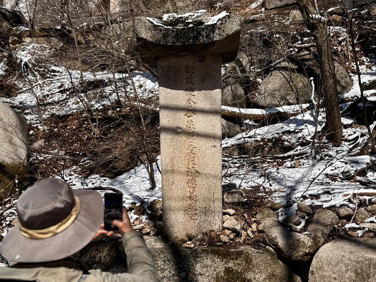 북한산 산영루 앞 비석거리에 세워진 조선 순조 때 총융사 김기후의 선정비(善政碑). '摠戎使金公基厚愛民淸德善政碑(총융사김공기후애민청덕선정비'로 새겨져 있다. 김홍준 기자