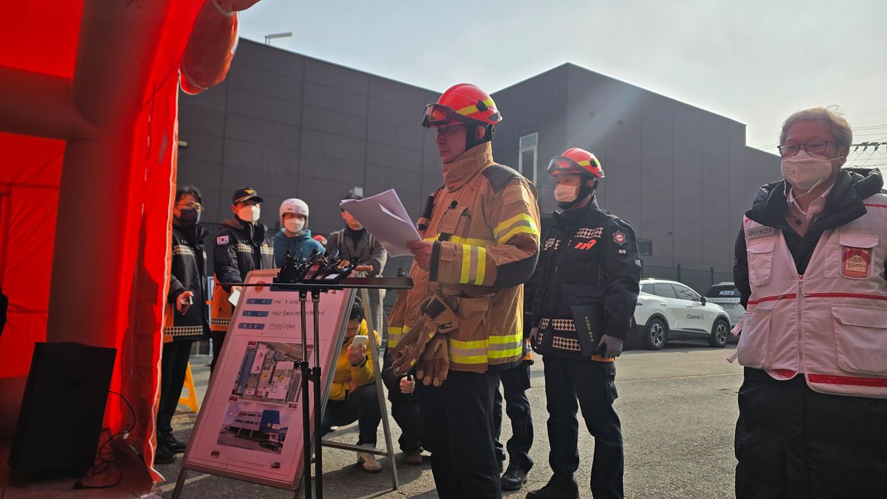 21일 오전 남득우 대전대덕소방소장이 전날 발생한 자동차 부품 공장 화재 사고와 관련해 수색 과정 등을 설명하고 있다. 신진호 기자