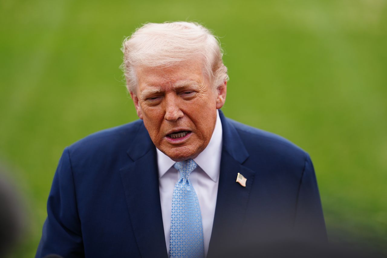 도널드 트럼프 미국 대통령이 20일(현지시간) 워싱턴 DC 백악관 경내에서 전용 헬기에 오르기 전 취재진과 대화하고 있다. AP=연합뉴스