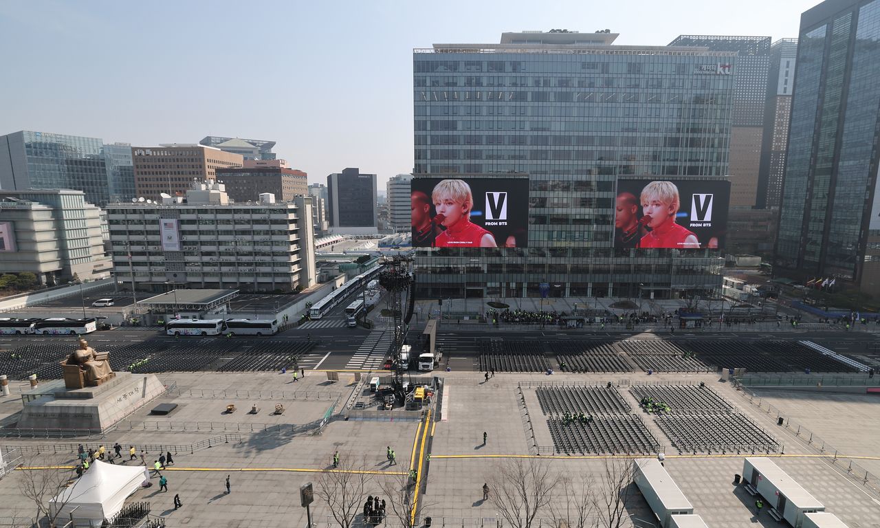 21일 방탄소년단(BTS)의 컴백 공연이 열리는 서울 종로구 광화문 광장 주변 도로가 통제되고 있다. 이번 공연으로 세종대로 광화문에서 시청 구간은 어제 밤 9시부터 차량 통행이 금지돼 22일 새벽 6시까지 33시간 동안 차가 다닐 수 없다. 뉴스1