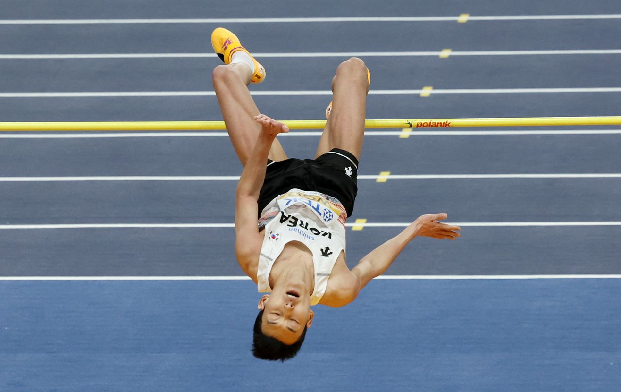 우상혁이 21일 폴란드에서 열린 세계실내육상선수권 남자 높이뛰기에 바를 넘고 있다. 로이터=연합뉴스 