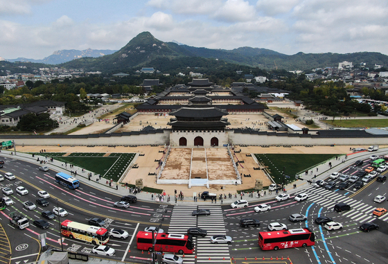 지난 2023년 10월 광화문 월대 및 현판 복원 기념식을 앞두고 서울 종로구 광화문 월대 복원 공사 현장에서 관계자들이 마지막 정리 작업을 하는 모습. 광화문 월대는 1920년대 일제강점기 전차 철로 설치 등으로 훼손된 뒤 도로로 사용돼왔으며 2006년부터 복원이 시작돼 약 100년 만에 제 모습을 찾았다. 뉴스1