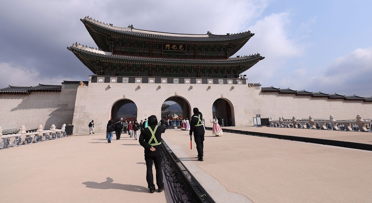 방탄소년단(BTS) 완전체 컴백 공연을 하루 앞둔 20일 서울 광화문 월대에서 관계자가 설치된 공연 조명 주변을 지키고 있다. 뉴스1