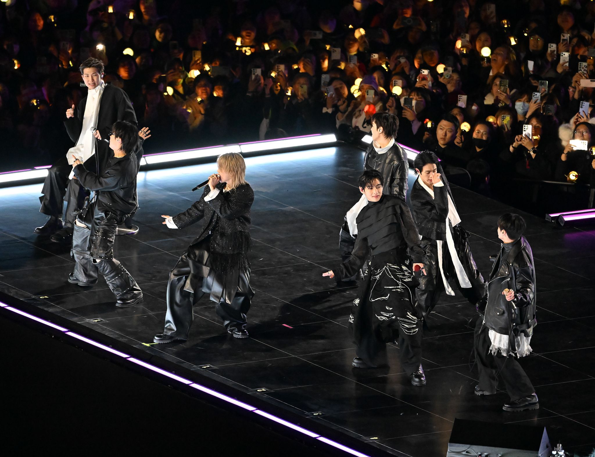 그룹 방탄소년단(BTS)이 21일 서울 광화문 광장에서 정규 5집 '아리랑'(ARIRANG) 발매를 기념해 공연 'BTS 컴백 라이브: 아리랑'(BTS THE COMEBACK LIVE｜ARIRANG)을 열고 있다. 사진공동취재단