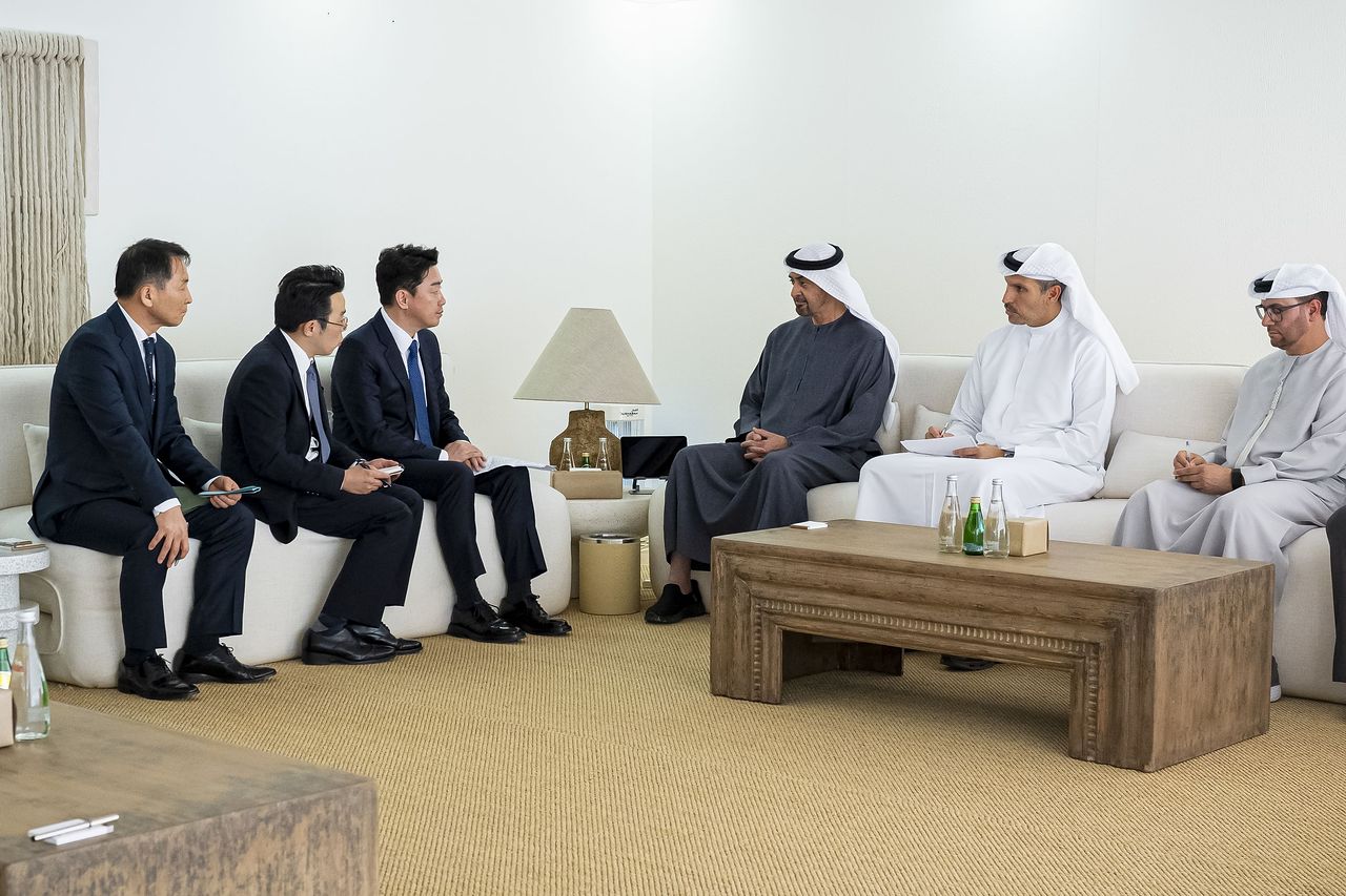 강훈식 대통령비서실장을 포함한 젼략경제협력 특사단이 17일(현지시간) 모하메드 빈 자이드 알 나흐얀 UAE 대통령을 만나고 있다. [강훈식 실장 SNS 캡처]