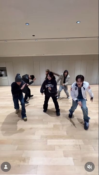 코르티스와 댄스챌린지를 펼친 쇼트트랙 김길리(가운데). 사진 코르티스 인스타그램