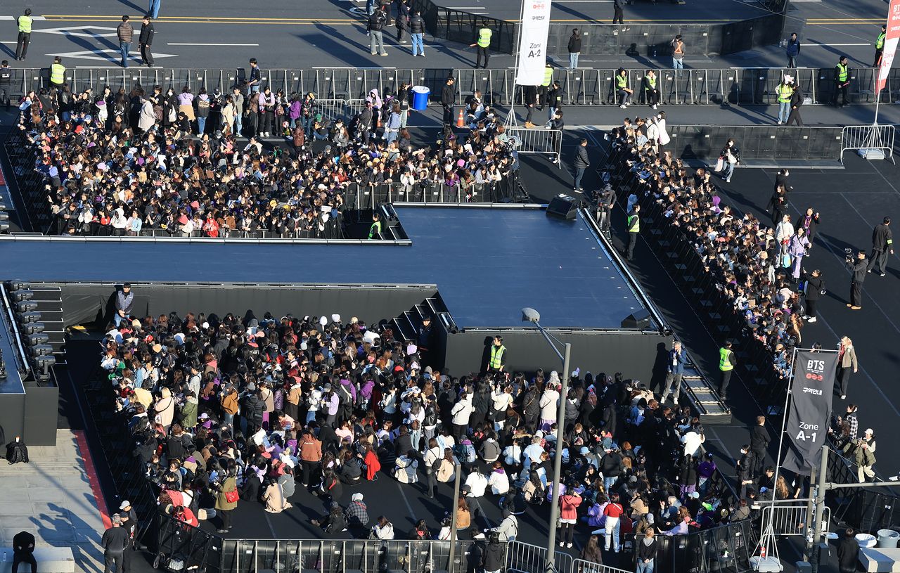 방탄소년단(BTS) 컴백 공연일인 21일 오후 서울 종로구 광화문광장 무대 관객석으로 팬들이 입장을 하고 있다. 뉴스1