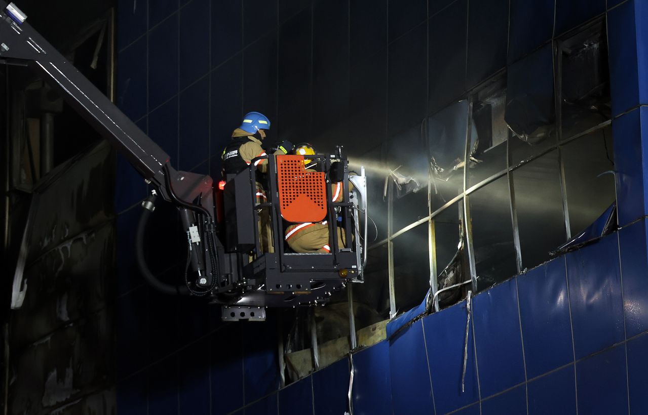 20일 오후 불이 난 대전 대덕구 문평동 한 자동차부품 제조 공장에서 소방 당국이 인명수색을 하고 있다. 연합뉴스