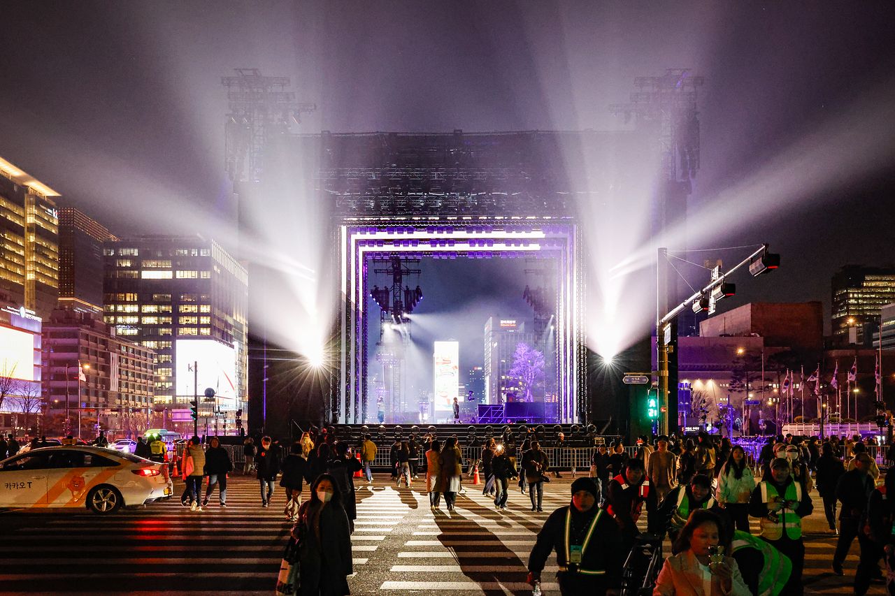 방탄소년단(BTS)의 컴백 공연을 하루 앞둔 20일 서울 종로구 광화문광장에서 관계자들이 무대준비를 하고 있다. 최기웅 기자