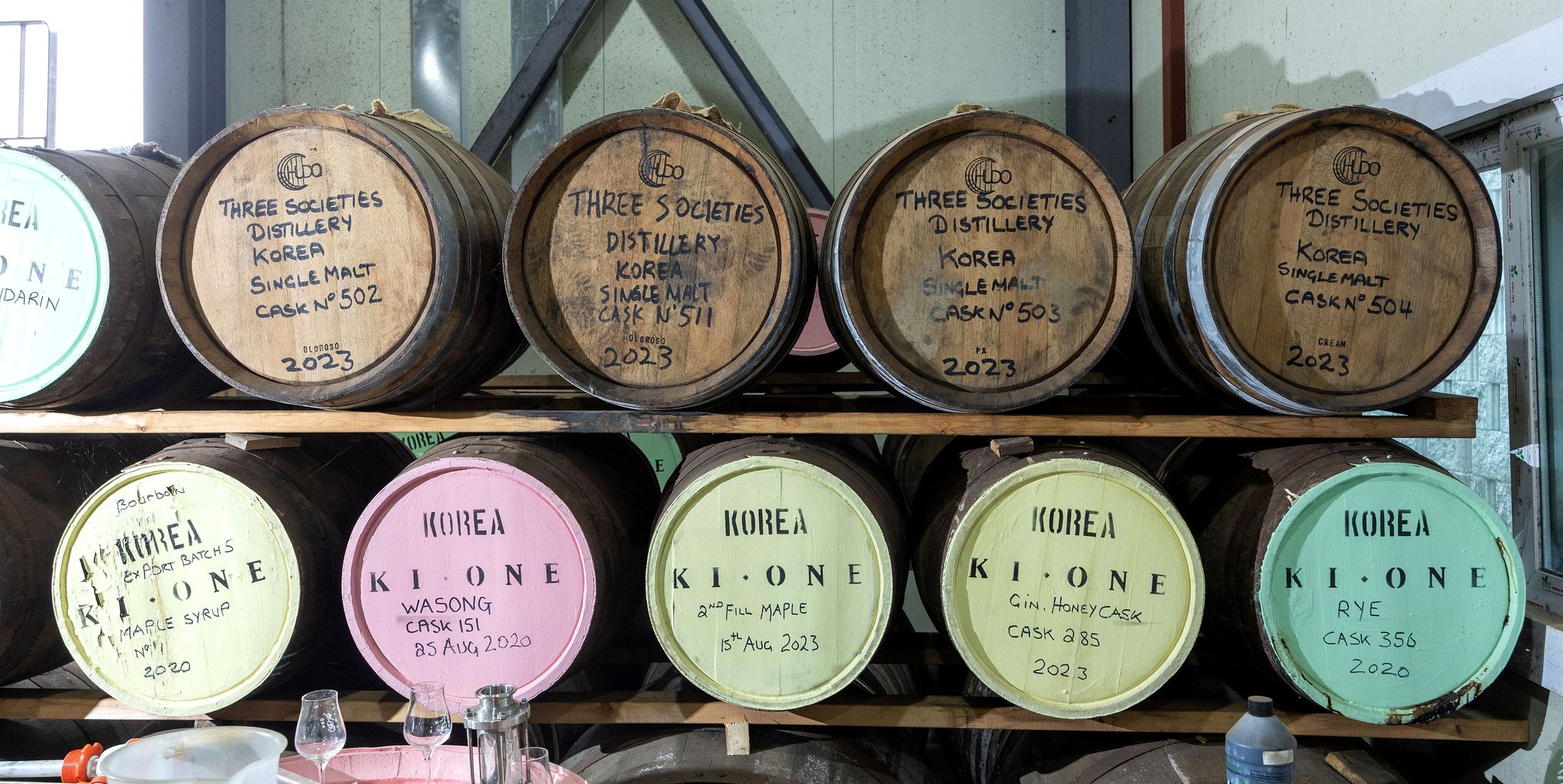 다양한 풍미를 품고 있는 오크통들. 장진영 기자