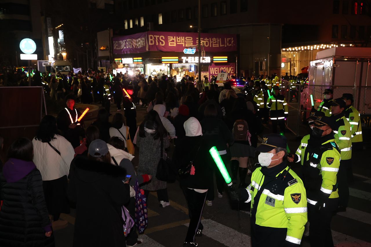 21일 서울 광화문 광장에서 그룹 방탄소년단(BTS)의 정규 5집 '아리랑'(ARIRANG) 발매를 기념해 열린 무료 공연 'BTS 컴백 라이브: 아리랑'(BTS THE COMEBACK LIVE｜ARIRANG)이 끝난 뒤 사람들이 경찰의 통제하에 이동하고 있다. 연합뉴스