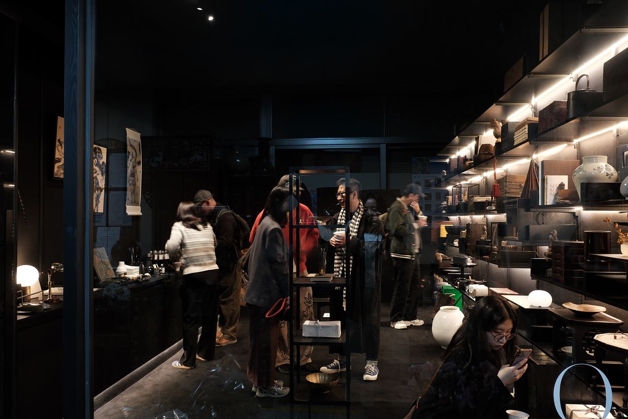 '올드 패션드(old fashioned)'의 약자를 따 만든 고미술품 큐레이션 상점 오브(of)에서 손님들이 고미술품을 둘러보고 있다. 사진 오브