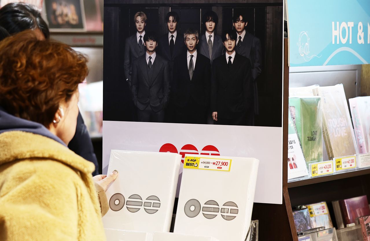 20일 서울 종로구 교보문고 광화문점에서 한 시민이 방탄소년단(BTS)의 5집 앨범 '아리랑'(ARIRANG)을 살펴보고 있다. 뉴스1