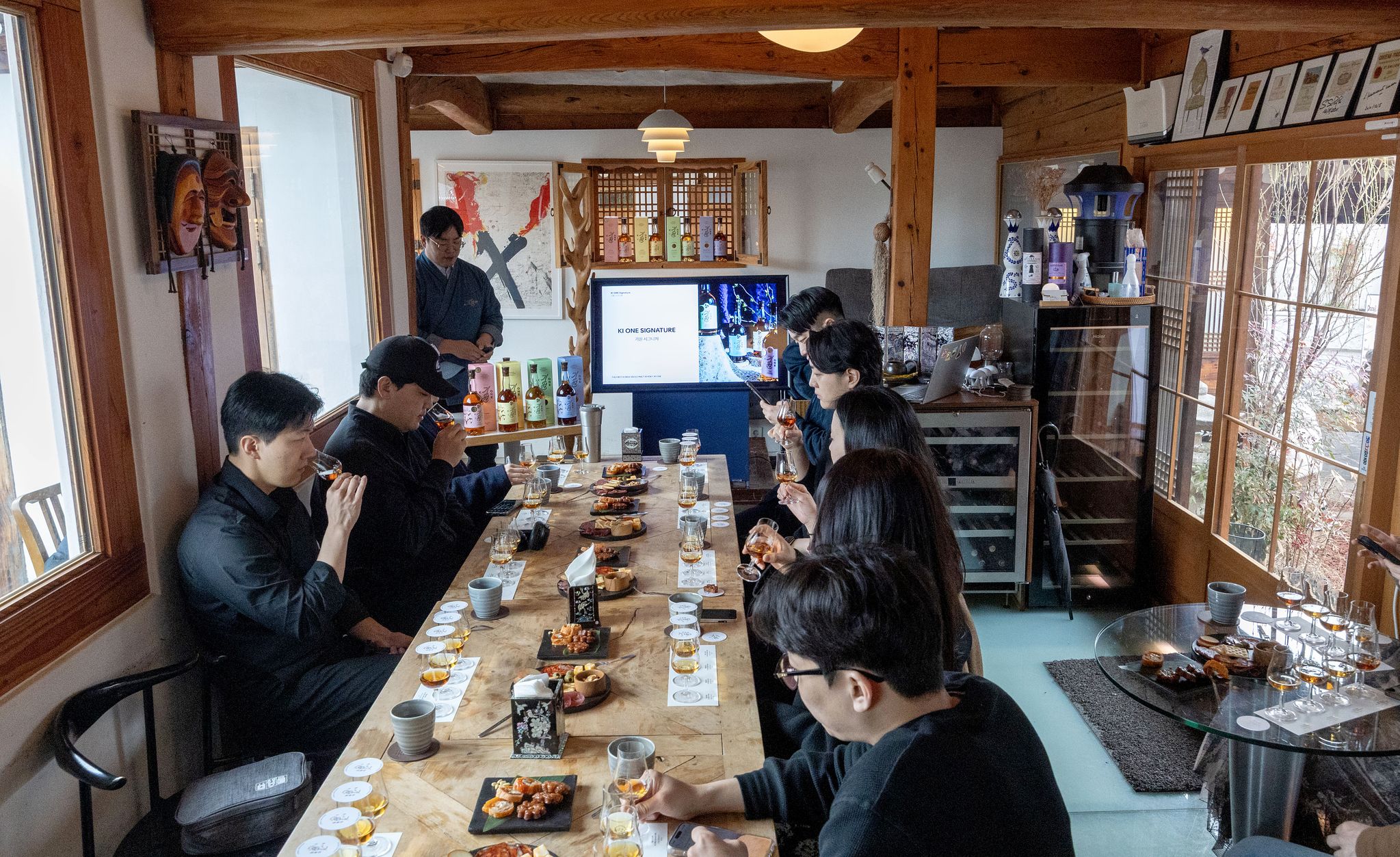 지난 15일 서울 북촌 한옥 위스키바 와옥에서 기원 위스키 시음 행사가 진행되고 있다. 장진영 기자