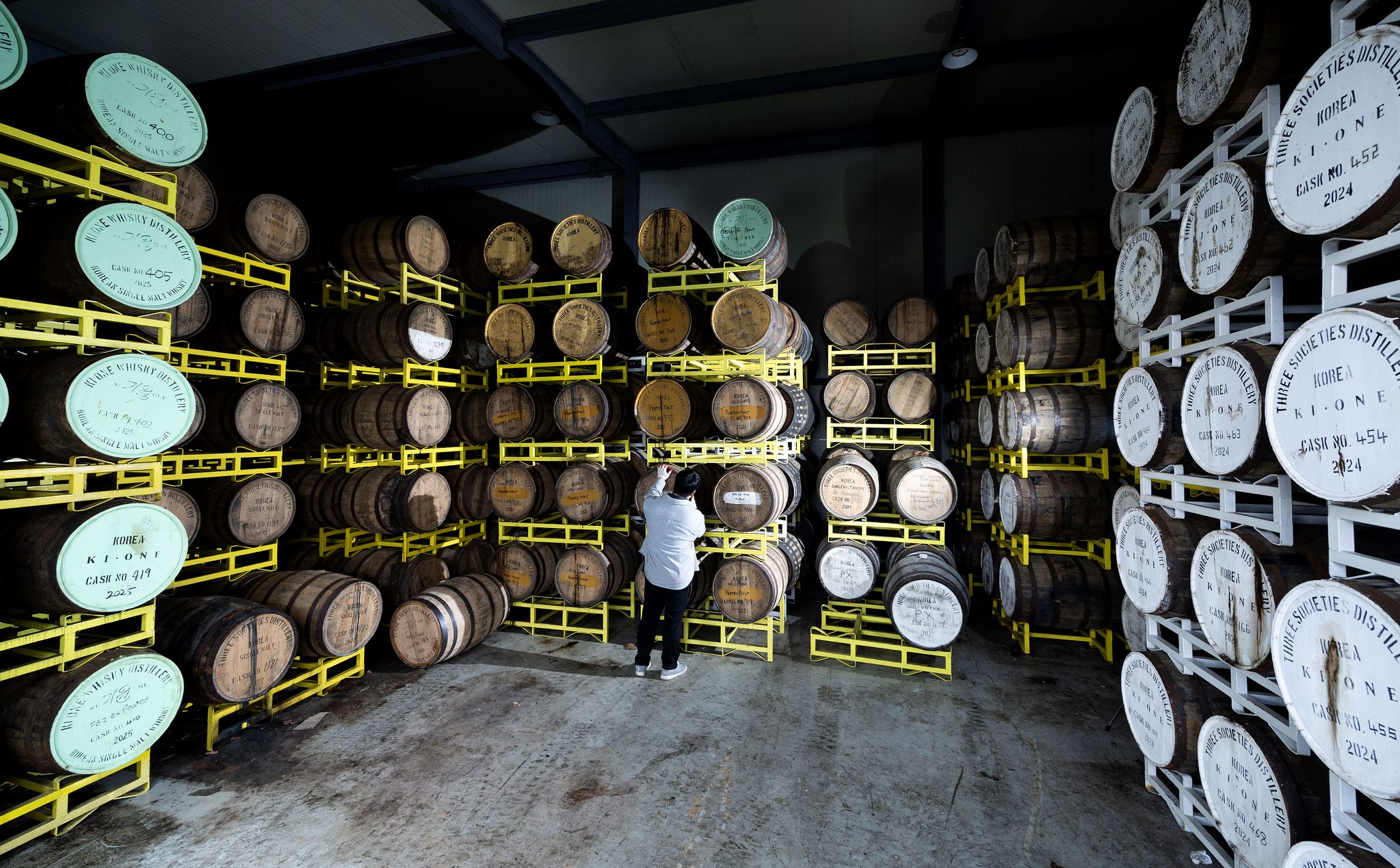 숙성 창고의 오크통 모습. 극한 연교차를 이용해 숙성하기 때문에 별도의 온도, 습도 조절은 하지 않는다. 현재 약 5000개의 오크통이 숙성중이다. 장진영 기자