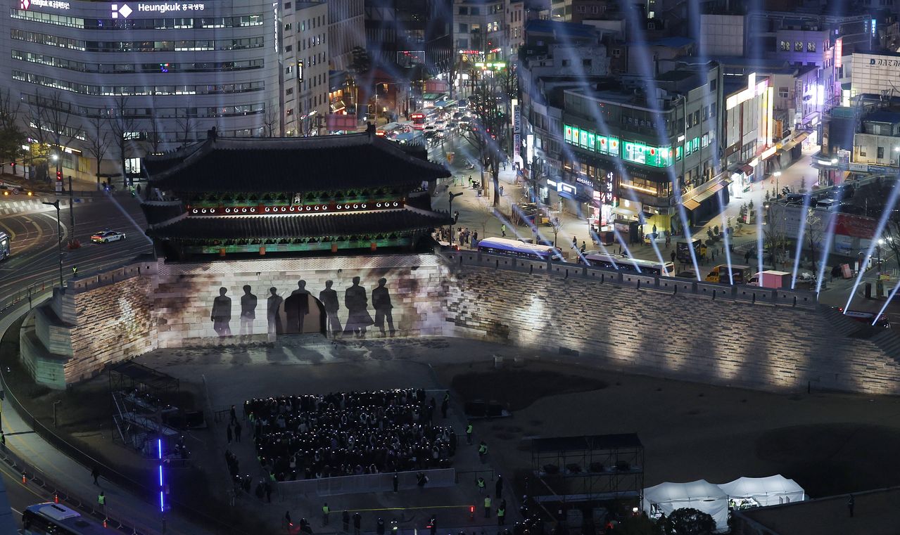 3년 9개월 만에 완전체로 컴백하는 방탄소년단(BTS)의 광화문 공연을 하루 앞둔 20일 오후 서울 중구 숭례문 외벽에 BTS 신보 '아리랑'(ARIRANG)을 주제로 한 미디어 파사드가 펼쳐지고 있다.  전세계 케이팝 팬들의 이목이 쏠린 ‘방탄소년단 더 컴백 라이브: 아리랑’은 오는 21일 저녁 8시 서울 종로구 광화문광장에서 막을 올린다. 뉴스1