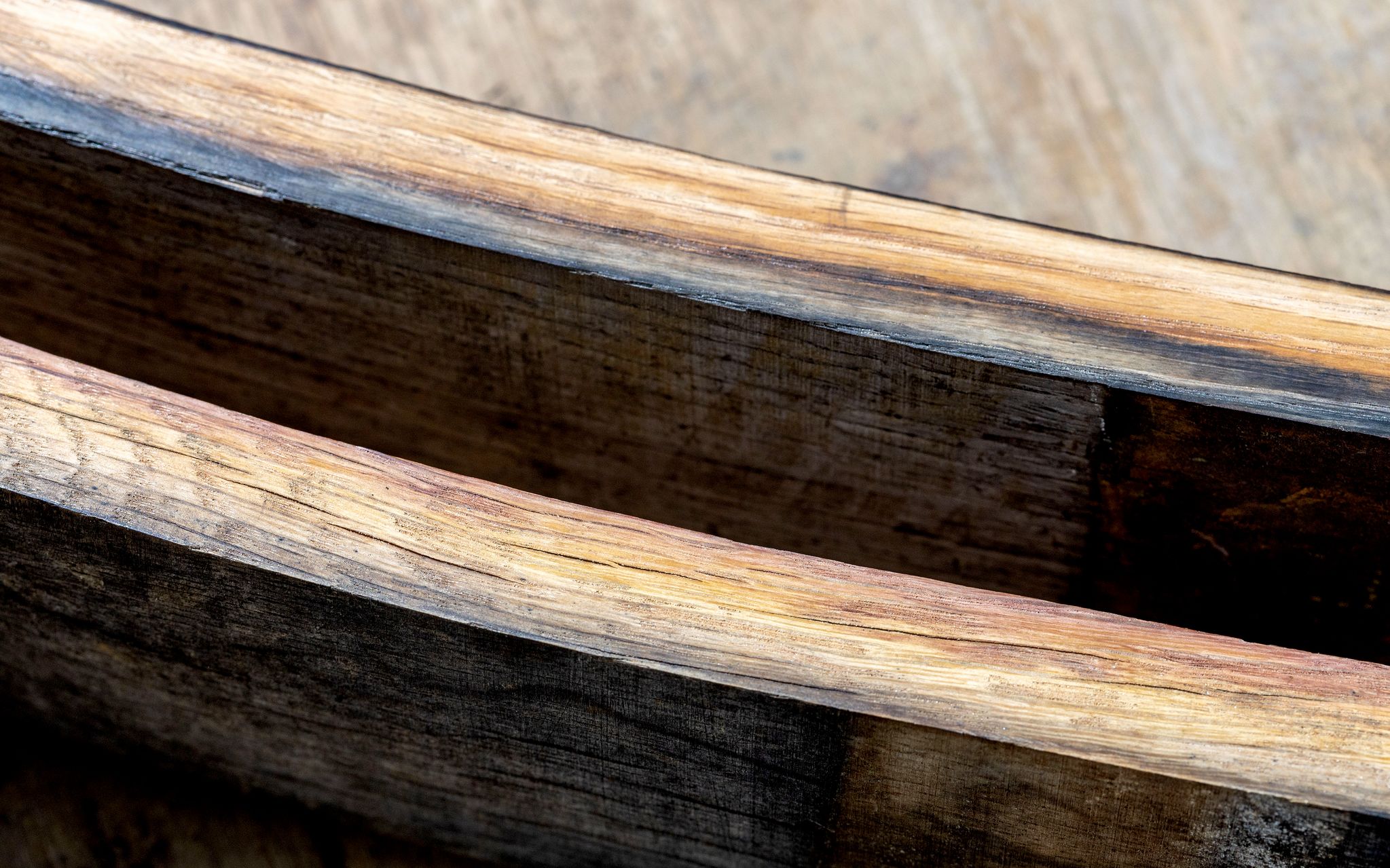 어떤 오크통에 숙성하느냐에 다라 맛과 향이 달라진다. 분해한 오크통의 단면에 그간 담겼던 술의 흔적이 스며들어 있다. 위쪽은 버번 오크통, 아래는 셰리 오크통. 장진영 기자