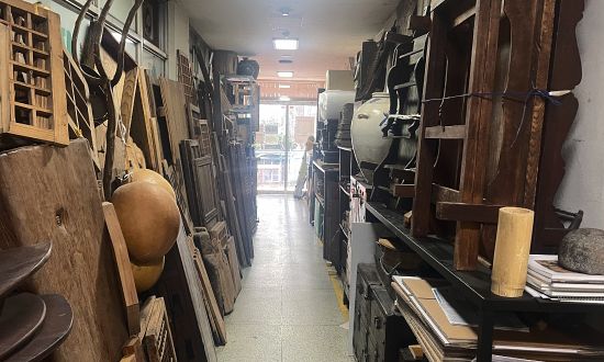 고미술 상가의 복도. 세월의 흔적을 가늠케 하는 오래된 물건들이 복도 바깥까지 가득하다. 사진 유지연 기자