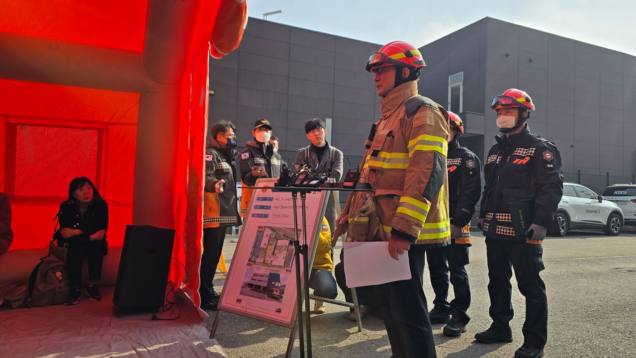 21일 오전 남득우 대전대덕소방소장이 전날 발생한 자동차 부품 공장 화재 사고와 관련해 수색 과정 등을 설명하고 있다. 신진호 기자