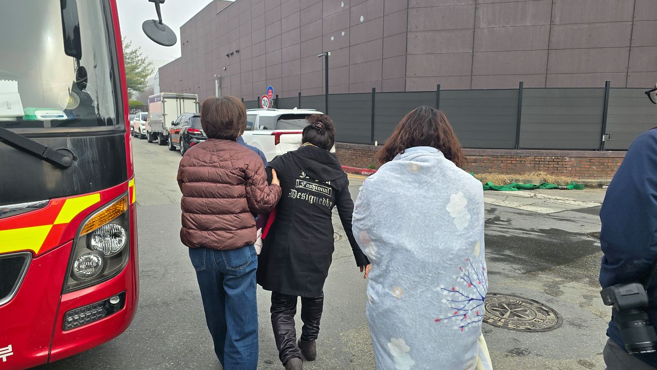 21일 오전 대전 자동차 부품 공장 화재 현장에서 실종 직원 가족들이 부축을 받으며 이동하고 있다. 신진호 기자