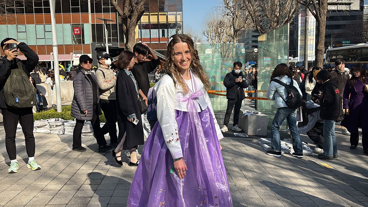 BTS 공연을 찾은 미국인 제니(30)가 중앙일보와 인터뷰하는 모습. 곽주영 기자