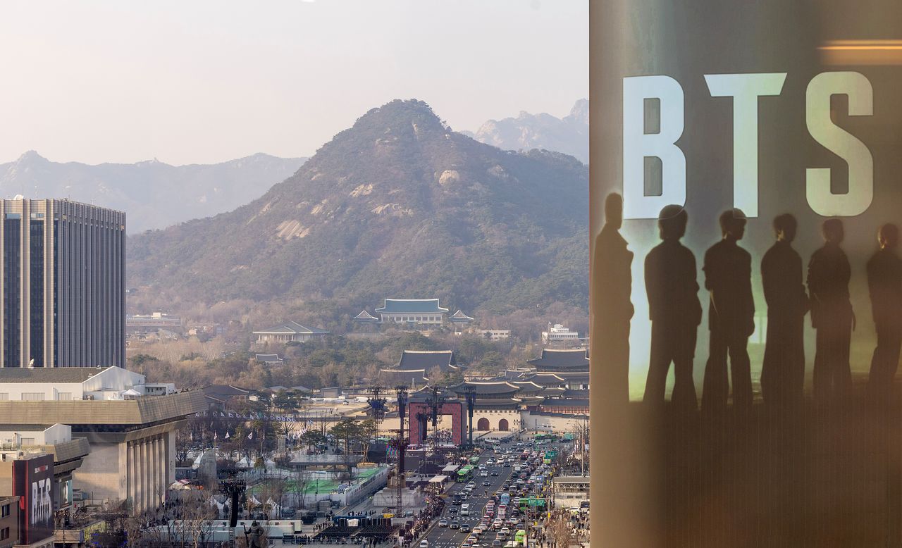 20일 오후 서울 종로구 광화문 광장에서 다음날 열리는 BTS공연이 전광판에 안내되고 있다. 김정훈 기자