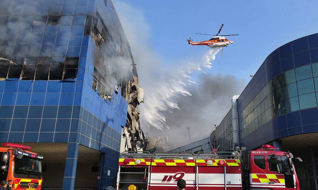 20일 오후 대전시 대덕구의 한 자동차 부품 공장에서 대형화재가 발생하자 출동한 소방대원들이 화재 진압을 하고 있다. 이 화재로 50여명이 다치고 14명이 실종됐다. 김성태 객원기자