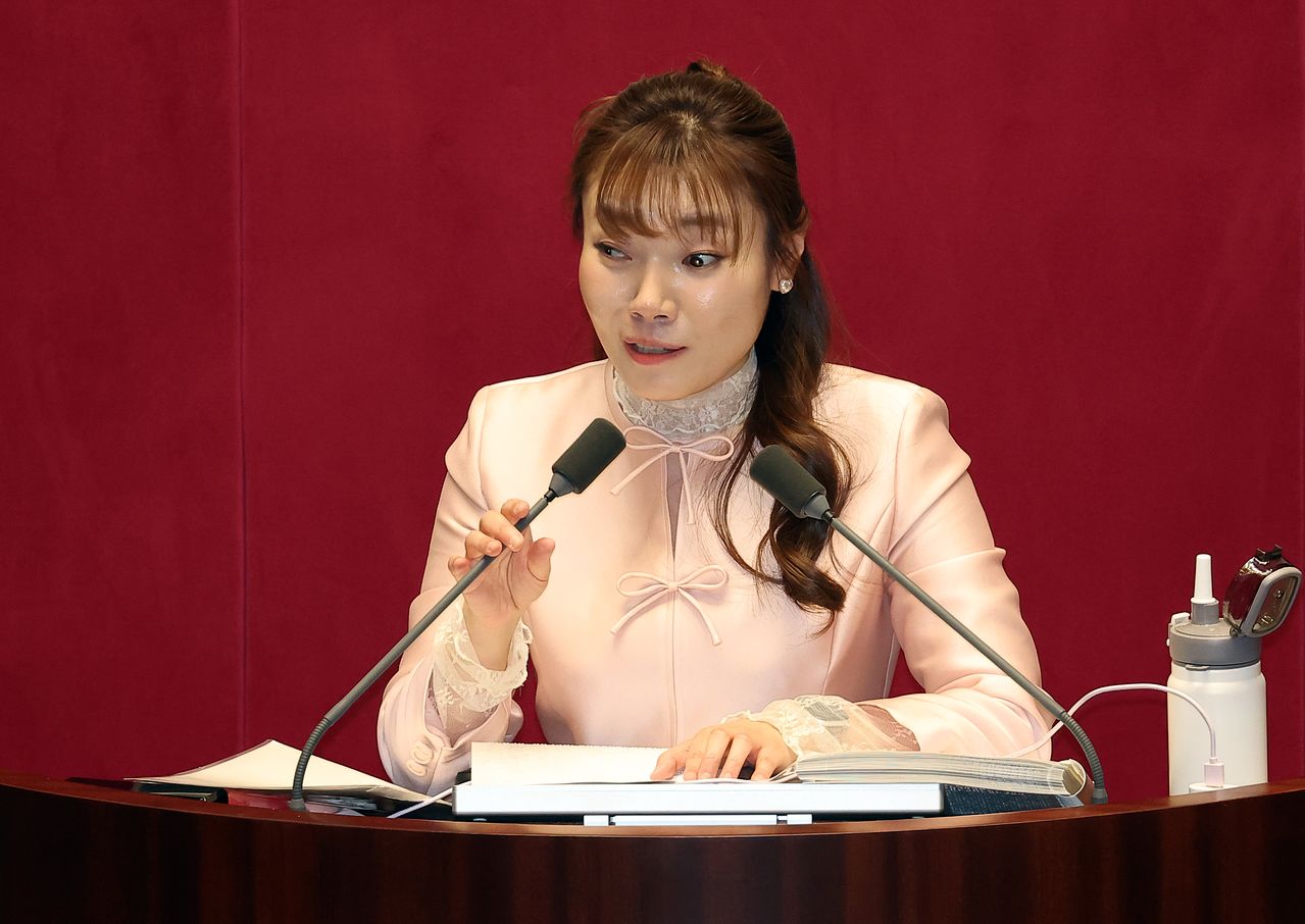 국민의힘 김예지 의원이 21일 국회 본회의장에서 '윤석열 정권 정치검찰 조작기소 의혹 사건 진상규명 국정조사계획서 승인의 건'과 관련해 첫 주자로 무제한 토론을 시작했다. 연합뉴스