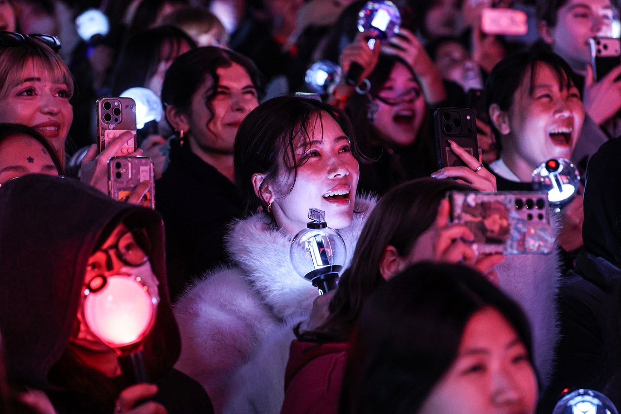 방탄소년단(BTS) 컴백 공연이 열린 21일 오후 서울 세종대로 일대에서 관람객들이 공연을 보고 있다. 김경록 기자