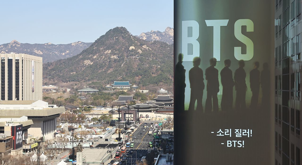방탄소년단(BTS) 컴백 공연을 이틀 앞둔 지난 19일 서울 종로구 광화문광장 인근 빌딩 전광판에 컴백 공연을 알리는 광고가 표출되고 있다. 김종호 기자