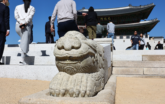 고 이건의 삼성 회장 유족 측이 기증한 서수상이 서울 광화문 월대에 놓여져 있다. 김종호 기자