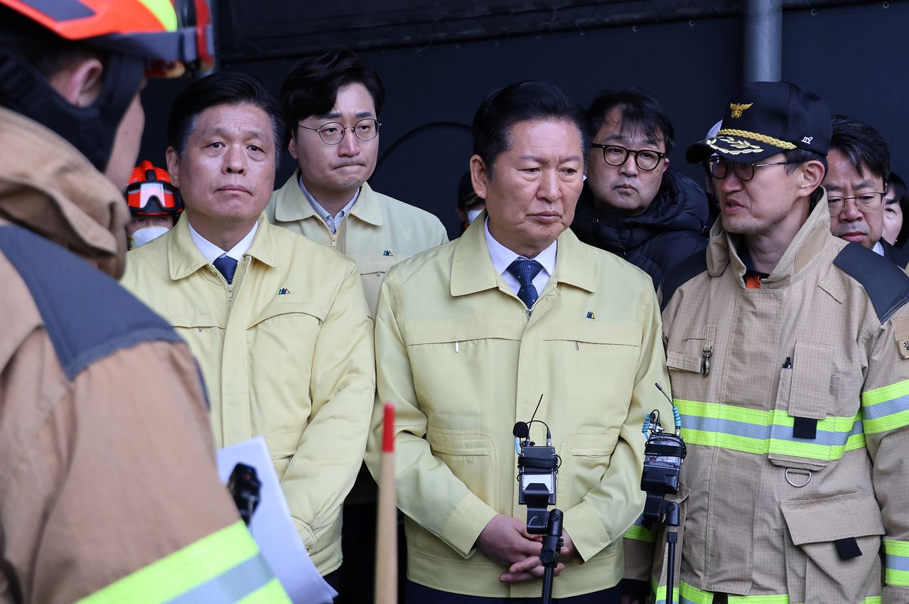  정청래 더불어민주당 대표가 21일 대형 화재로 인명피해가 발생한 대전 대덕구 자동차 부품 제조 공장을 찾아 현장에 대한 설명을 듣고 있다. 뉴스1