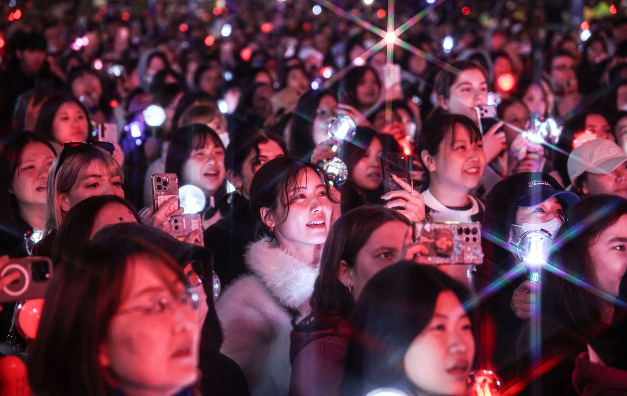 방탄소년단(BTS) 컴백 공연이 열린 21일 오후 서울 세종대로 일대에서 관람객들이 공연을 보고 있다. 김경록 기자 / 2026.03.21