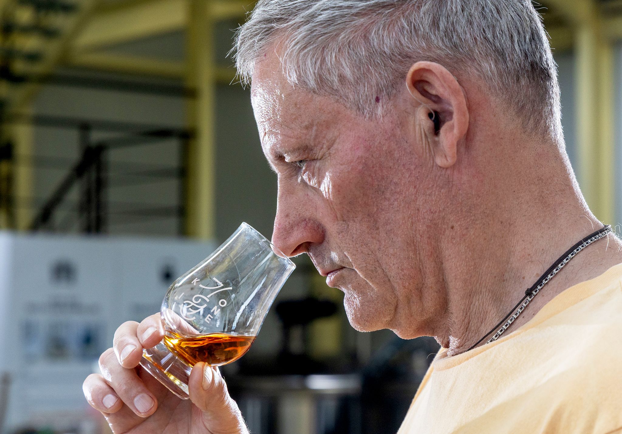 각각 다른 오크통에서 숙성한 위스키 블랜딩 작업. 풍미가 다른 위스키들의 배합을 조정해 새로운 맛을 내기 위한 과정이다. 마스터 디스틸러 앤드류 샌드가 블랜딩한 위스키 향을 맡고 있다. 장진영 기자