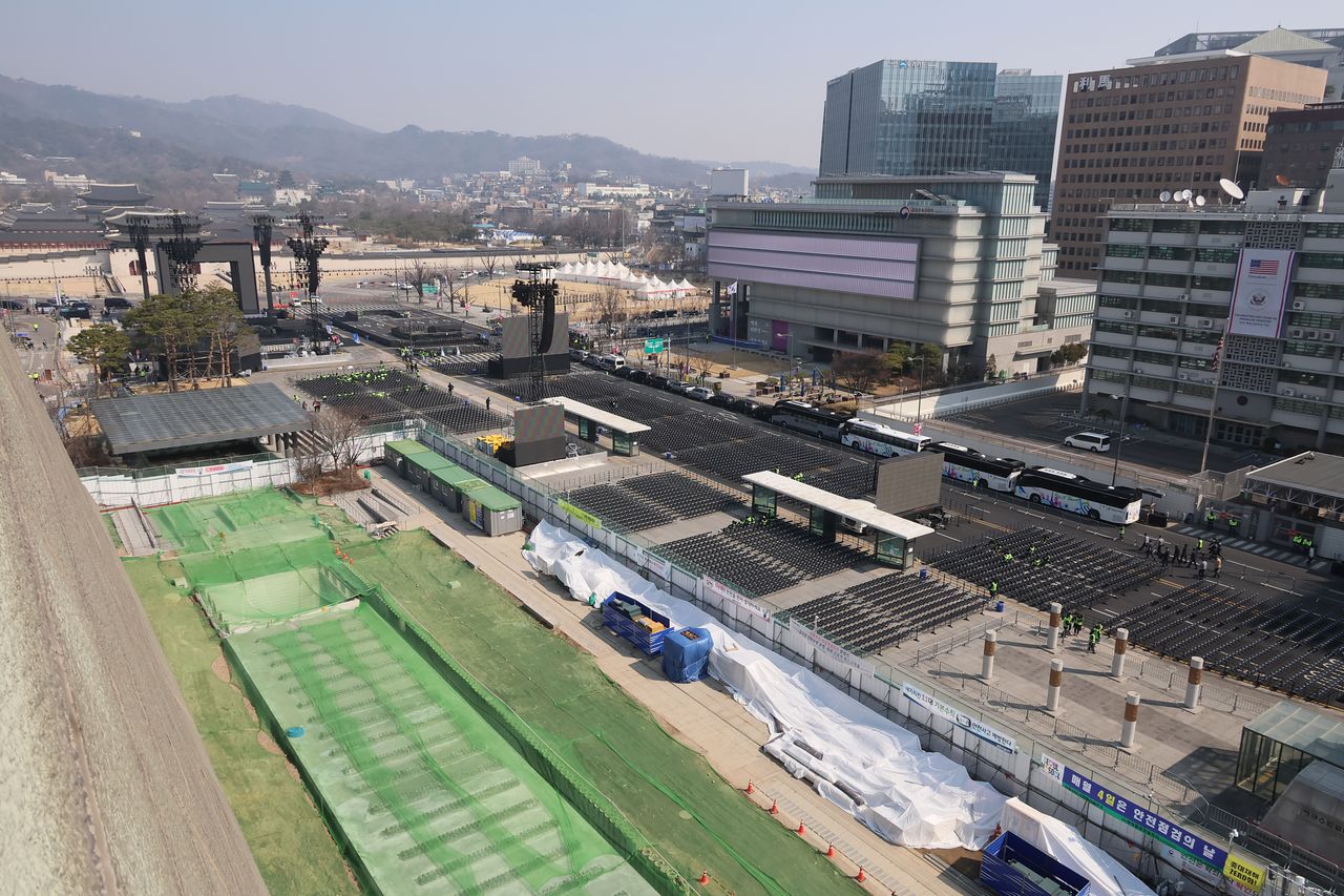  BTS 컴백 공연 당일인 21일 서울 광화문광장 공연장에 팬들을 위한 좌석이 가지런히 설치돼 있다.